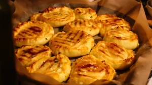 Croustillant doré et parfum d’enfance : ma recette express de galettes de pommes de terre au four pour régaler toute la famille sans une goutte d’huile